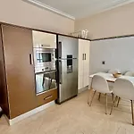 بيت للعطل Modern 3-bedroom With Private Pool & Bbq *