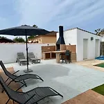 Modern 3-bedroom With Private Pool & Bbq بيت للعطل شيكلانا دي لا فرونتيرا