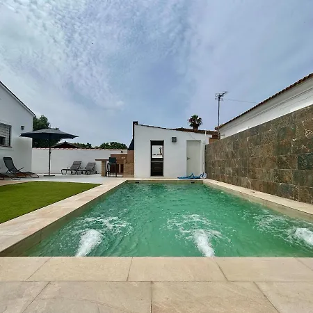 Modern 3-bedroom With Private Pool & Bbq بيت للعطل