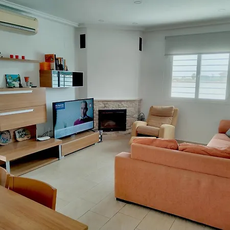 Modern 3-bedroom With Private Pool & Bbq بيت للعطل *